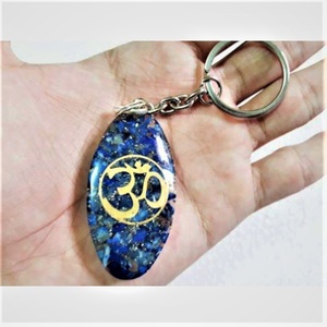 Porte-clés en orgonite de forme ovale Lapis Lazuli avec gemmes personnalisées "OM" artisanat en cristal cadeau de pierres précieuses porte-clés de voyage spirituel folklorique - Product Image 1