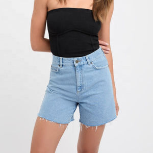 Shorts en jean tendance, coupe décontractée qui s'adapte au corps, coupe droite, design à cinq poches, confectionné en coton. - Product Image 1