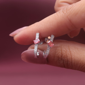 Boucles d'oreilles créoles Huggie en or blanc/rose et or jaune 18 carats avec diamant rose taille émeraude certifié IGI, cultivé en laboratoire |   Bijoux fins de luxe - Product Image 2