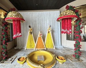 Decoración de escenario Haldi para interiores/exteriores para preparación de rituales, hermosa tina Urli de fibra dorada con forma de loto tradicional con taburetes - Product Image 3