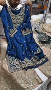 ชุดอนาร์กาลีผ้าไหมผสมปักลายสีน้ำเงินรอยัลและสีแชมเปญโกลด์ ยูนิตี้ ลักชัวร์ พรีเมียม พร้อมผ้าคลุมไหล่เน็ต - Product Image 3