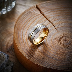 แหวนแต่งงานเหล็กดามัสกัสสองโทนสีเหลืองและเกรดสำหรับผู้ชายแหวนแบบปรับแต่งได้ - Product Image 2