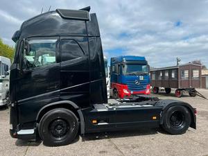 Nuovo Volvo FH 460 4x2 Euro6 con Trasmissione Automatica, Motore Diesel 451-500 CV, Capacità di Carico 21-30T, Sedile con Sospensione Pneumatica - Product Image 3