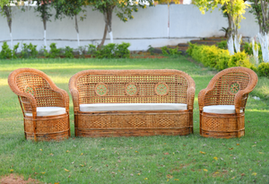 Sofá moderno curvo de caña de ratán natural, con lados tejidos gruesos y cómodos cojines blancos, a precios de mayorista. - Product Image 6