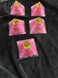 Pirámide de Orgón de Cuarzo Rosa Natural al por Mayor, Generador de Energía Curativa de Cristal para Meditación Reiki - Product Image 5