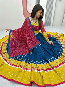 Soyez la quintessence de la finesse ethnique dans ce luxueux lehenga choli fait avec de la soie de coton scintillante style pour les mariages/puja - Product Image 5