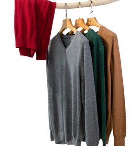 100% lana merino suave piel amigable cuello en V Color sólido manga larga suéter de punto grueso Casual suéter para hombre - Product Image 1