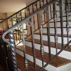 Fabrication au Vietnam d'élégantes rampes d'escalier intérieur fabriquées à 100% de matériaux locaux avec des motifs forgés sur mesure - Product Image 6