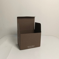 Boîte personnalisée de luxe en papier couleur chocolat, texture bois et coton, avec fermeture à rabat, doublure en mousse, pelliculage mat et logo en feuille blanche pour thé