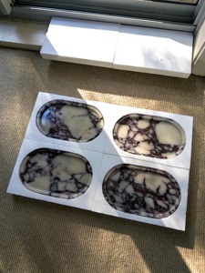 Bandeja de servicio de resina de color marrón y crema Bandeja hecha a mano con estilo para decoración del hogar Mesa de Centro y uso diario - Product Image 2