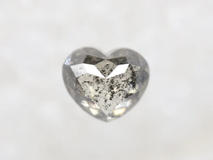 La bague de fiançailles en diamant naturel sel et poivre 1.61 CT capture leur cœur avec cette pièce unique - Product Image 2