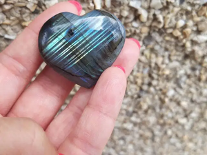 Vente en gros de Labradorite naturelle pleine flashy gravée cristal de Quartz pierre précieuse amour en forme de coeur 2 pouces gonflé méditation Feng Shui - Product Image 3