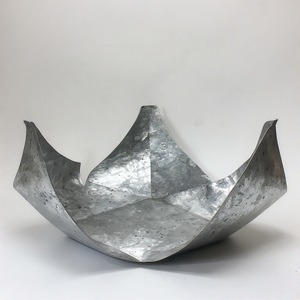 Cubierta de base de árbol negro martillado en aluminio, atemporal y hecho a mano para un estilo interior festivo premium o regalos de exportación. - Product Image 5