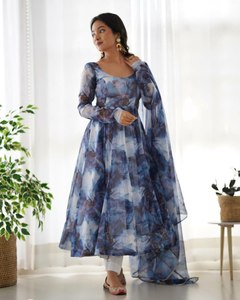 Avec des tissus sélectionnés à la main comme le filet, l'organza et la soie Mysore, nos kurtis s'adressent aux femmes à la recherche de charme et de confort - Product Image 4