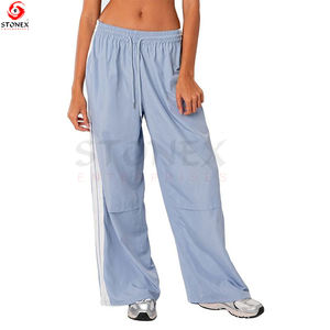 Streetwear Pantalon de survêtement en nylon à rayures latérales avec cordon de serrage Pantalon de survêtement ample à jambe droite pour femme - Product Image 3