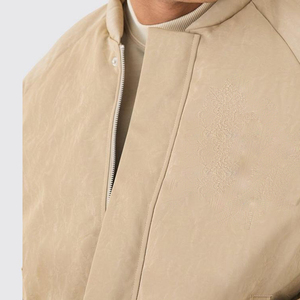 Chaqueta acolchada para exteriores con aislamiento térmico, forro suave y tejido transpirable para clima frío. - Product Image 2