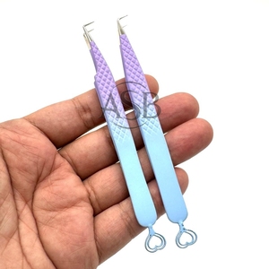 Pince à cils bicolore à poignée diamantée avec logo personnalisé Pince à cils en acier inoxydable durable Pointe en fibre pointue à 90 degrés Conception en forme de cœur - Product Image 4