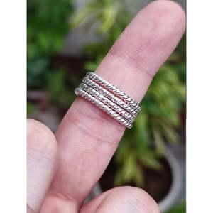 Anillos midi apilables de plata de ley 925 y oro de 14k con patrón geométrico delicado de alambre trenzado para dedo gordo, para bodas y fiestas - Product Image 3