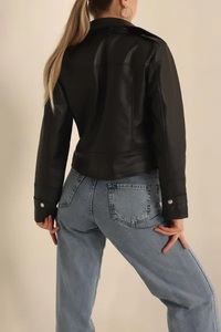 Elegante chaqueta de motorista negra sólida con cuello levantado 4 bolsillos Chaqueta de cuero con cierre de cremallera Chaqueta de cuero con forro de poliéster de manga larga - Product Image 3