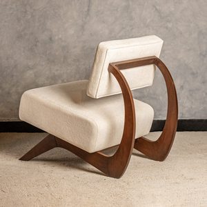 Chaise longue moderne fabriquée à la main avec rembourrage ivoire confortable et cadre en bois Vibes scandinaves pour votre espace serein - Product Image 4