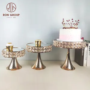 Elegante espositore in oro piatto rotondo supporto per torta per strumenti di decorazione di cristallo di lusso per matrimoni forniture per la decorazione di torte