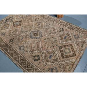 พรมขนสัตว์ตุรกีวินเทจขนาด5.3x8.2ฟุตลายปะต่อสีน้ำตาลเบจพร้อมแผ่นรองยางพาราดีไซน์โถงทางเดินทรงสี่เหลี่ยมสำหรับข้างเตียง - Product Image 4