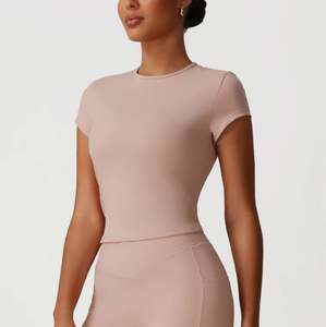 Vente en gros T-shirts solides et légers pour femmes Vêtements de sport personnalisables de haute qualité dans des tailles plus haut de gamme pour les femmes - Product Image 3