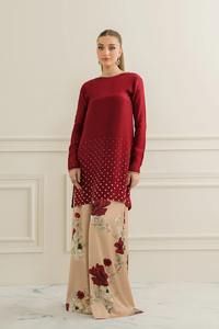 Camisa larga con adornos granate con detalles de perlas y pantalones de pierna ancha con estampado floral beige para eventos formales y semiformales - Product Image 4