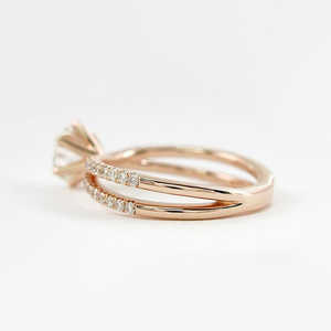 Anillo de diamante entrecruzado de moissanita de corte redondo para su elegante producto de joyería - Product Image 2