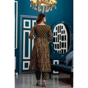 Ensemble Anarkali Salwar Kameez brodé de style pakistanais et indien en vert foncé avec pantalon et dupatta - Product Image 2