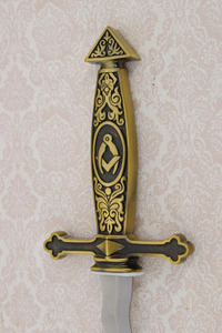 Daga de espada decorativa en miniatura con soporte de exhibición de madera, artículo coleccionable de regalo con acabado dorado antiguo - Product Image 5