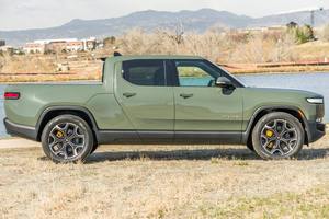 LUXURY RIDE 2022 Edición R1T, Cuatro Motores, Tracción en las Cuatro Ruedas, Batería Grande de Color Verde - Product Image 4