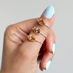 Vente en gros en vrac de bagues en citrine naturelle avec pierres précieuses en argent sterling plaqué tendance lot de bijoux de mode pour les fiançailles et les fêtes - Product Image 4