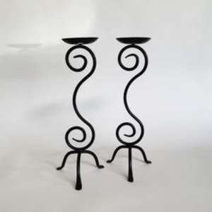 Elegante portavelas de hierro negro con una base redonda resistente y detalles ornamentados para un acento de decoración del hogar sofisticado y atemporal - Product Image 5