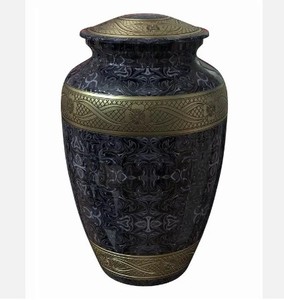 Urnes funéraires en métal au design attrayant, faites à la main, pour cendres d'adultes, couleur grise, vente en gros. - Product Image 1