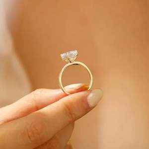 Anillo de Compromiso de Plata de Ley 925 Chapado en Oro de 14k con Moissanita Corte Esmeralda para Mujer, Anillo Solitario para Boda y Ocasiones Especiales - Product Image 2