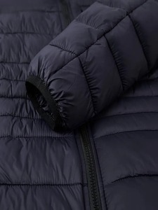 Chaqueta acolchada con capucha recubierta de aventura al aire libre para hombre con bolsillo frontal tela impermeable opciones OEM/ODM - Product Image 4