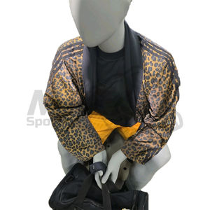 ชุดคลุมชกมวยแบบสั่งทำพิเศษ ปี 2025 สีดำคลาสสิกและลายเสือดาว ดีไซน์ AOP พร้อมขอบตัดสี ผ้าฝ้ายเนื้อนุ่ม ระบายอากาศได้ดี สำหรับผู้ใหญ่ - Product Image 3