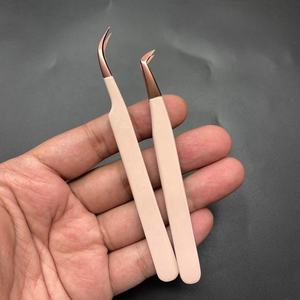 แหนบต่อขนตาสแตนเลสปลายแหลมแบบมืออาชีพสลักโลโก้แบบกำหนดเองดีไซน์ทันสมัยสีโรสโกลด์ - Product Image 5