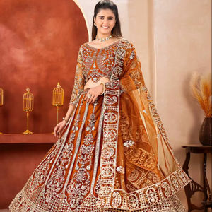 ชุดเลเฮนกาโชลีปักลายประณีตยาวถึงพื้น พร้อมซิปและพู่ห้อย สีสันสดใส เป็นมิตรกับสิ่งแวดล้อม เหมาะสำหรับงานเฉลิมฉลองระดับราชวงศ์ - Product Image 1