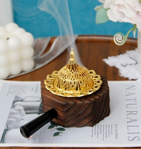 Quemador de latón antiguo y madera Bakhoor o Oud con tapa de cúpula de recortes florales para fragancia casera - Product Image 3