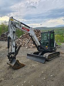 รถขุดขนาดเล็กมือสอง ปี 2022 รุ่น E60 น้ำหนักใช้งาน 12 ตัน แบบตีนตะขาบ เคลื่อนย้ายได้ ความจุบุ้งกี๋ 0.2 ลูกบาศก์เมตร เครื่องยนต์ 40 แรงม้า - Product Image 2