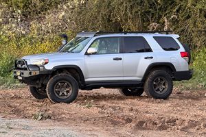 โตโยต้า 4Runner Limited 4x4 ปี 2010 สภาพใช้งานมาแล้ว ไม่มีราคาขั้นต่ำ ซูเปอร์ฟาสต์แมท ระบบขับเคลื่อน 4 ล้อแบบฟูลไทม์ พร้อมระบบล็อคเฟืองท้าย - Product Image 3