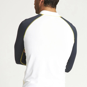 Meilleur prix de gros pour hommes confortable Rash Guard avec logo personnalisé pour les adultes en faible quantité minimale de commande quantité en vrac - Product Image 6