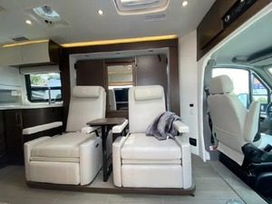 Unité de voyage L-e-i-s-u-r-e T-r-a-v-e-l U24MB d'occasion 2019 prête à la vente - Product Image 2
