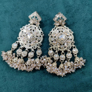 Boucles d'oreilles Jhumki en alliage plaqué or, fusion ethnique, bijoux indiens imposants, forme de cloche en zircon, pour mariages, style pendantes tendance - Product Image 1