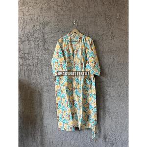 เสื้อคลุมกิโมโนผ้าฝ้ายแท้สำหรับผู้หญิงใส่ในฤดูร้อนสไตล์อินเดียชุดนอนมีโลโก้อย่างยั่งยืนพิมพ์ลายดอกไม้ดิจิตอล - Product Image 1