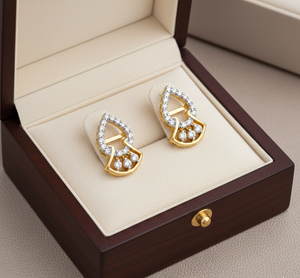 Boucles d'oreilles en or de style vintage avec diamants taille poire pour les fêtes - Product Image 3