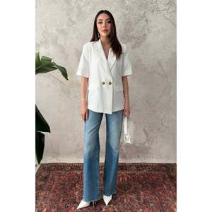 Chaqueta de Manga Corta con 2 Botones para Mujer, Color Blanco Hueso, Marca Elisa Fashion - Color Crudo - Product Image 3