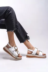 Modèle de sandales pour femmes de haute qualité couleur crème noir avec semelle en métal doré blanc - Product Image 5